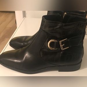 SOLD— Zara Pair of black leather shoes ( boots/ boutine)